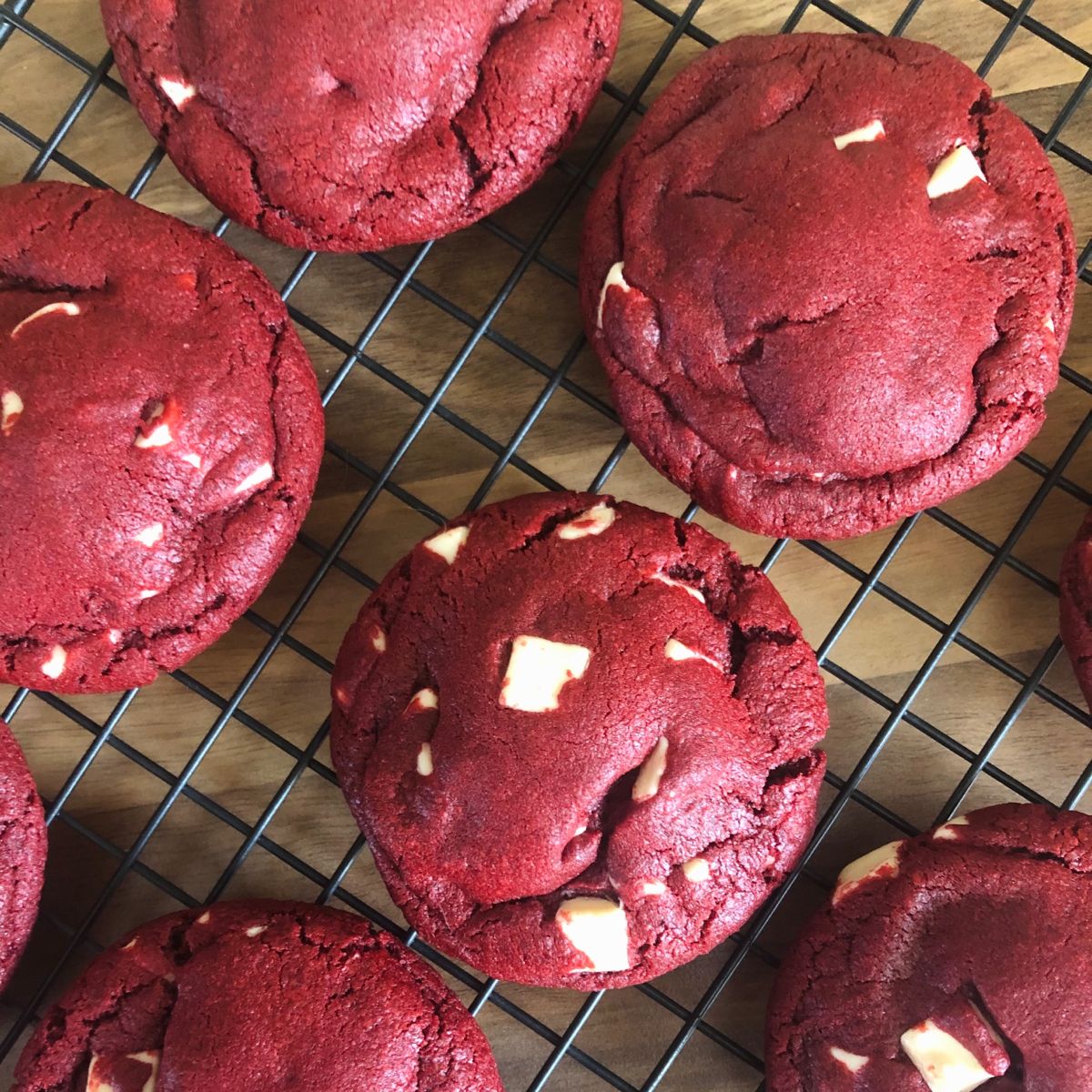 Galletas red velvet con chocolate blanco enfriándose