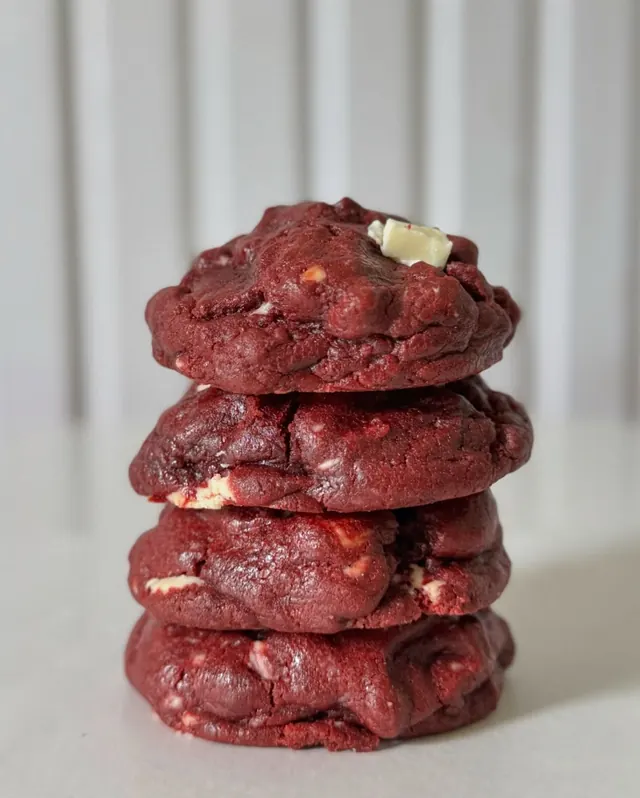 Torre de galletas red velvet con chocolate blanco