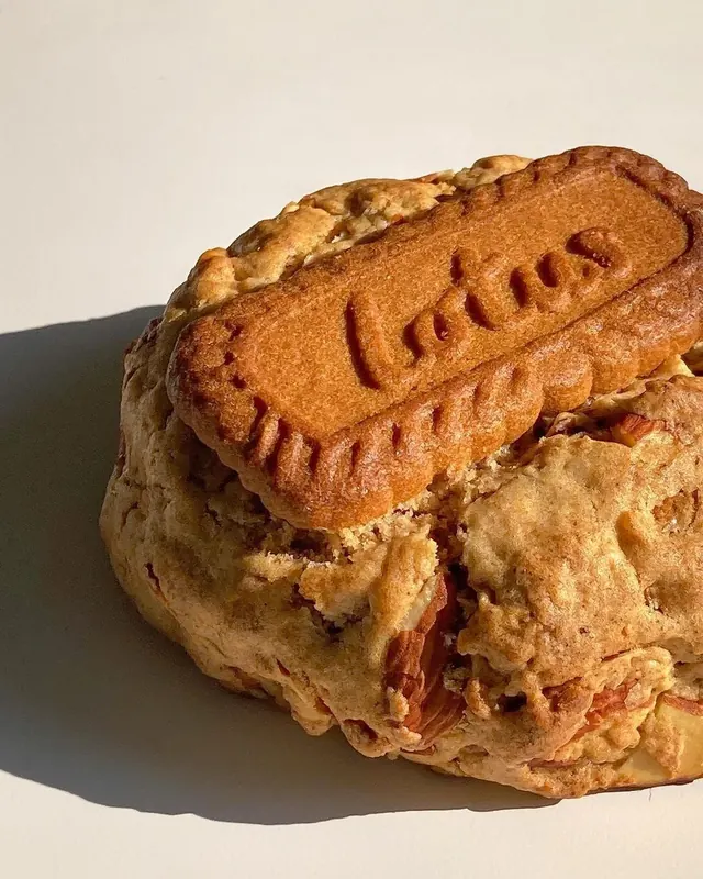 Galletas red velvet partidas con relleno cremoso