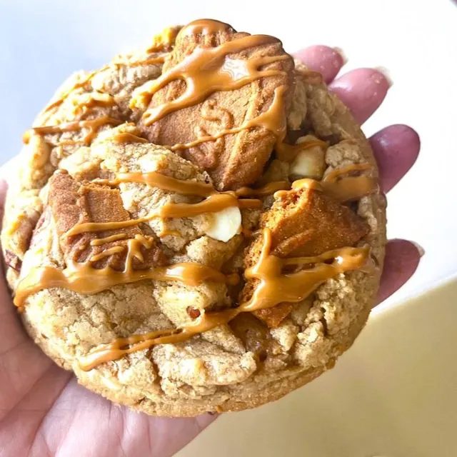 Galleta New York con trozos de galleta y caramelo