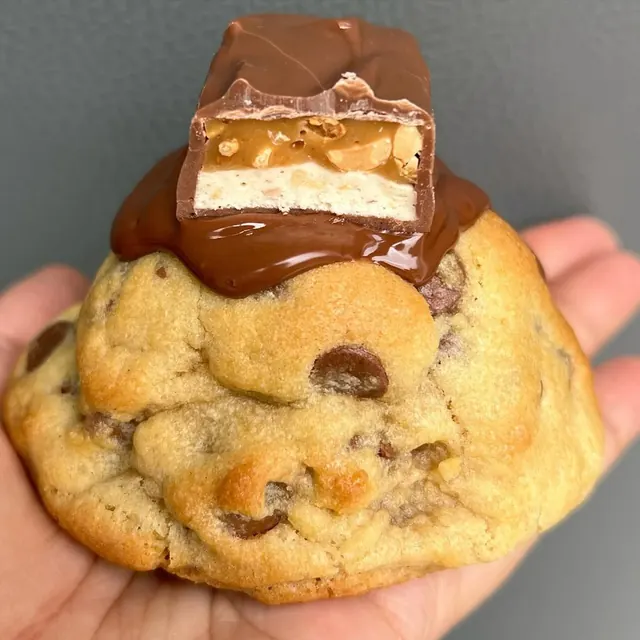 Galleta New York cubierta con chocolate derretido